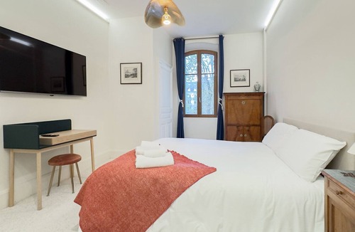 Thermal House | Vivaldi Suite, 2 bedrooms, balcony overlooking Squ