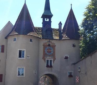 Porrentruy Apartment | Vivez un conte de fée dans la pièce ronde d'une tour médiévale