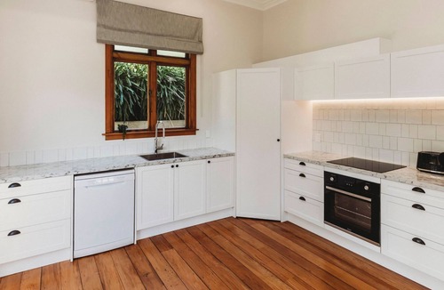 New Plymouth Cottage | Vivian Cottage Central City