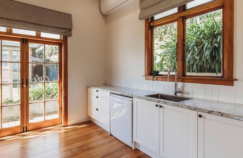 New Plymouth Cottage | Vivian Cottage Central City
