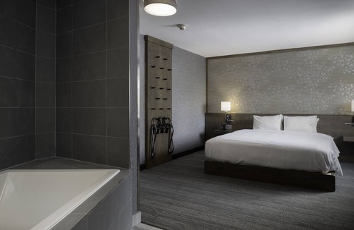 Downtown Niagara Falls Hotel | voco Niagara Falls - The Cadence by IHG