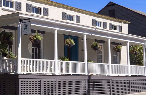 Connelly House | Vogue-featured lodging + event barn. Pup friendly!