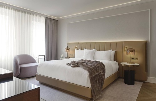 Downtown Montreal Hotel | Vogue Hotel Montreal Downtown, Curio Collection by Hilton