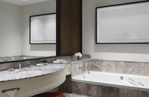 Downtown Montreal Hotel | Vogue Hotel Montreal Downtown, Curio Collection by Hilton