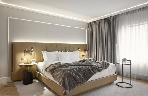 Downtown Montreal Hotel | Vogue Hotel Montreal Downtown, Curio Collection by Hilton