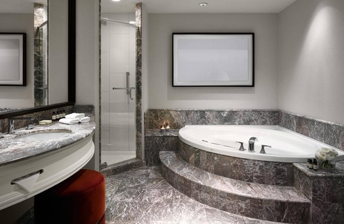 Downtown Montreal Hotel | Vogue Hotel Montreal Downtown, Curio Collection by Hilton