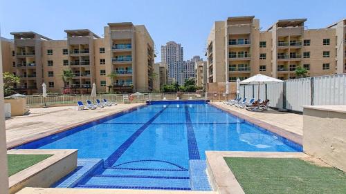 The Greens Apartment | Vogue Vacation Homes, The Greens Al Alka near Mall of the Emirates, One Bedroom Apartment with Balcony and Vibrant community View, Access to all Amenities