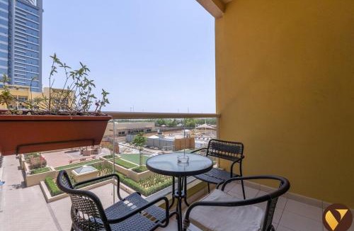 The Greens Apartment | Vogue Vacation Homes, The Greens Al Alka near Mall of the Emirates, One Bedroom Apartment with Balcony and Vibrant community View, Access to all Amenities
