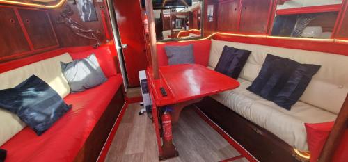 Cherbourg-en-Cotentin Boat Rental | Voilier de tout confort