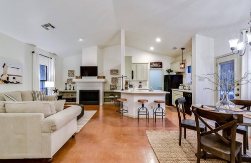 Dripping Springs House | VOTED TOP 10 for 3 Yrs Countryside Retreat -Hot Tub & Fire Pit