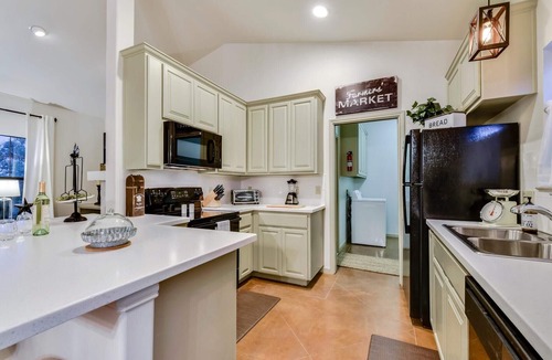 Dripping Springs House | VOTED TOP 10 for 3 Yrs Countryside Retreat -Hot Tub & Fire Pit