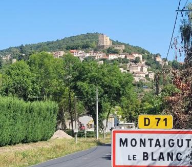 Montaigut-le-Blanc Apartment | voute atypique 40 m2