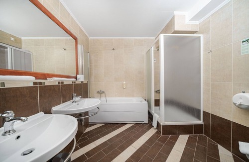 Lozovac Hotel | Vrata Krke Hotel