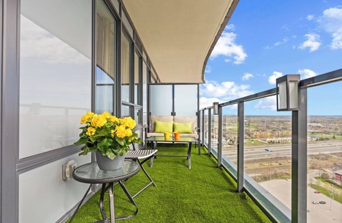 Pickering Apartment | VRBO HUGE KING BED , PRIVATE BALCONY, LAKE VIEWS, next 2 GO & Pickering Casino