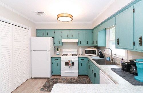 Town Bank House | VRBO Premier Host Listing *Large*New*Clean* Modern*Spacious*