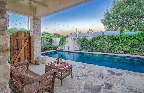 Fredericksburg House | VRBO Top10 Luxury Home! Heated Pool! Main St. 3 blks! "Love it! We'll be back!"