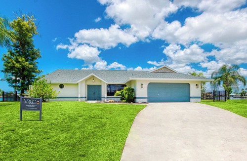 Eight Lakes House | VRCC Villa The View - Anglers paradise with a view
