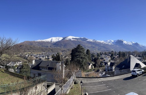 Argeles Gazost Apartment | Vue Insolite sur les Montagnes, Appartement Avec Balcon & Parking Centre-ville