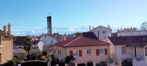 Tarbes Apartment | Vue Pyrénéenne Élégante avec 2 chambres