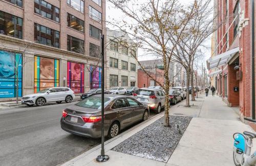 West Loop Apartment | W Loop 1BR w Gym Coworking nr UIC CHI-753