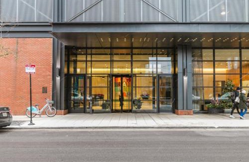 West Loop Apartment | W Loop 1BR w Gym Coworking nr UIC CHI-753