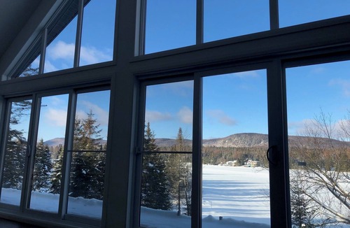 Saint-Gabriel-de-Valcartier Ski Chalet | Waterfront cottage - Ideal for families and groups