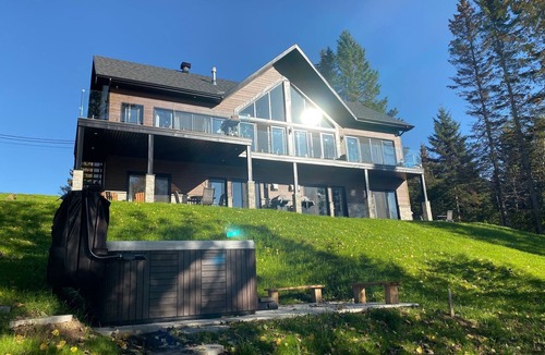 Saint-Gabriel-de-Valcartier Ski Chalet | Waterfront cottage - Ideal for families and groups