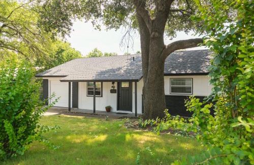 East Congress House | Wabi Sabi SoCo Retreat- Relax, Work and Soak in the Pool