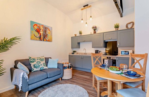 Kenn House | Wagon Linhay - Orange Elephant