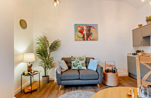 Kenn House | Wagon Linhay - Orange Elephant