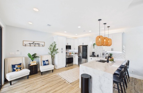 Houston House | Wagon Wheel BNB 7 BDR house with pool + spa, 20 min to IAH