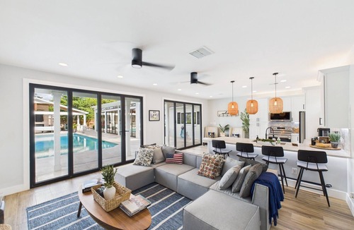 Houston House | Wagon Wheel BNB 7 BDR house with pool + spa, 20 min to IAH