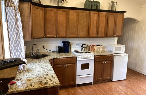 Waco Cottage | Wagon Wheel Cottage 10 Miles from Silos, Magnolia & Baylor