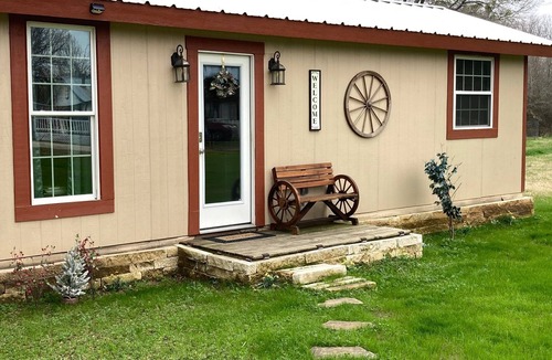 Waco Cottage | Wagon Wheel Cottage 10 Miles from Silos, Magnolia & Baylor