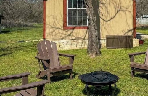 Waco Apartment | Wagon Wheel Cottage Couples Getaway in the Country