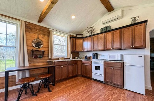 Waco Apartment | Wagon Wheel Cottage Couples Getaway in the Country