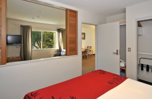 Holdens Bay Hotel | Wai Ora Lakeside Spa Resort