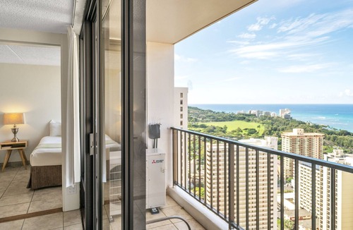 Waikiki Condo | Waikiki Banyan Condo With Panoramic 37th Floor Ocean Views