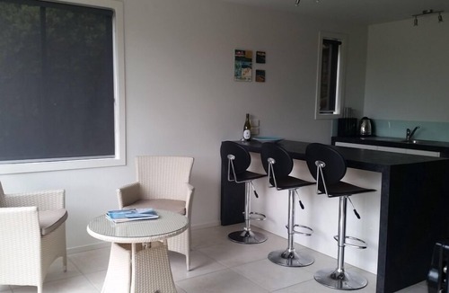 Wainui Apartment | Wainui Absolute Beachfront Studio Unit