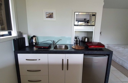 Wainui Apartment | Wainui Absolute Beachfront Studio Unit