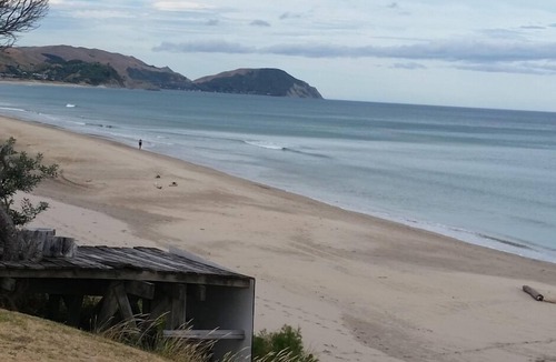 Wainui Apartment | Wainui Absolute Beachfront Studio Unit