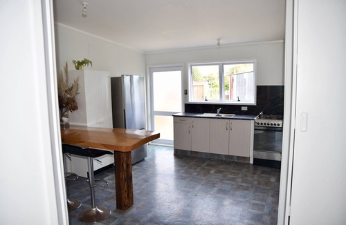 Gisborne Condo | WAINUI BOARDROOM CHALET