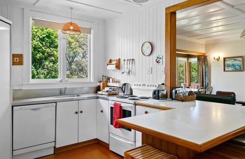 Hilltop House | Waipahihi Charm & Tranquillity