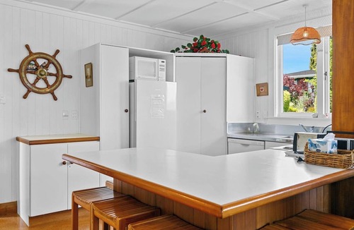 Hilltop House | Waipahihi Charm & Tranquillity