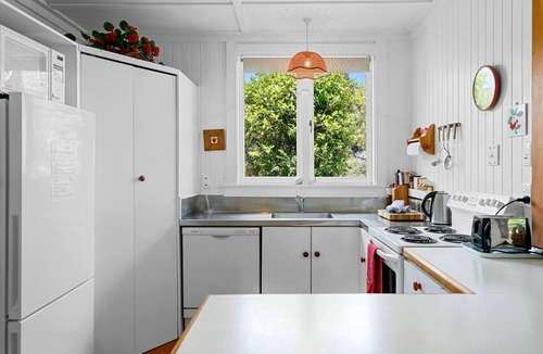 Hilltop House | Waipahihi Charm & Tranquillity