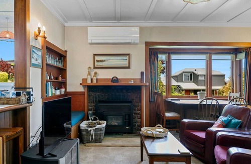 Hilltop House | Waipahihi Charm & Tranquillity