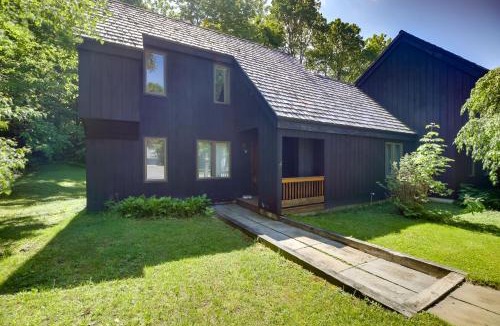 Waitsfield Apartment | Waitsfield Condo with Pool and On-Site Trail Access!