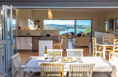 Oneroa House | Wakainga - Sea Views Near Oneroa Beach