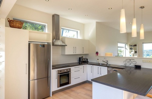 Oneroa House | Wakainga - Sea Views Near Oneroa Beach