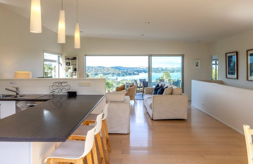 Oneroa House | Wakainga - Sea Views Near Oneroa Beach